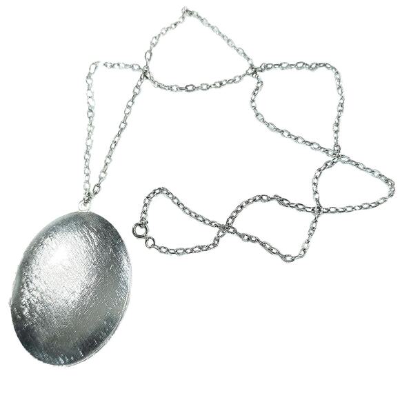 Vintage 1970s Unmarked Whiting Davis Oversized Locket 1500s Scene Necklace - Picture 3 of 5